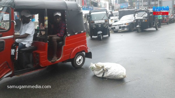 ஹட்டன் வீதியில் கொட்டப்படும் குப்பை பைகள்..! சாரதிகள் விசனம்...! 